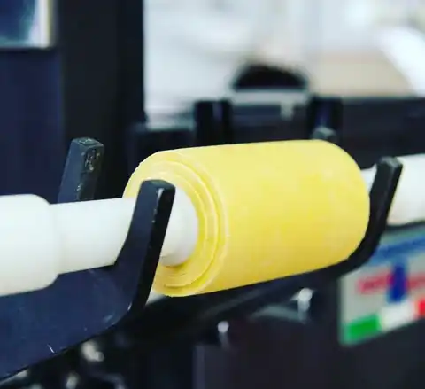 Abaisse de pâte fraîche sur une machine du laboratoire Pasta Piemonte