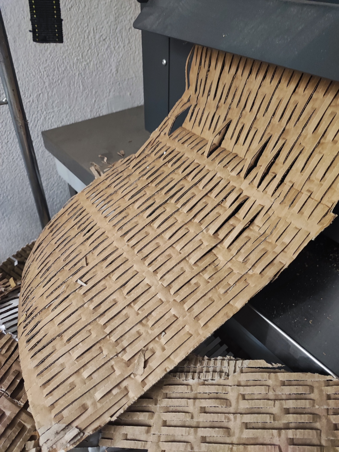 Carton réemployé et transformé en matériau de calage pour les expéditions Pasta Piemonte