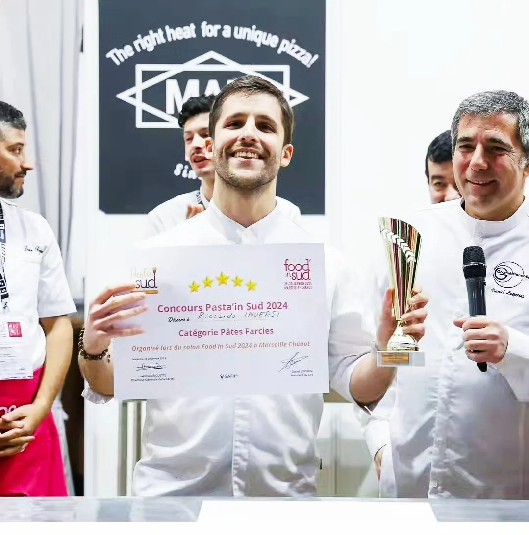 Riccardo Inversi durante la vittoria al concorso Pasta’in Sud 2024 a Marsiglia